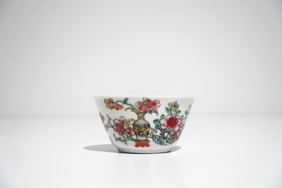 Cinq tasses et soucoupes en porcelaine de Chine famille rose aux vases fleuris, Yongzheng/Qianlong
