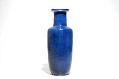 Een Chinese monochrome poederblauwe rouleau vaas, Kangxi