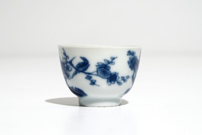 Cinq tasses et soucoupes en porcelaine de Chine bleu et blanc, Kangxi