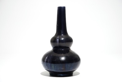 A Chinese monochrome indigo double gourd vase, 19/20e eeuw