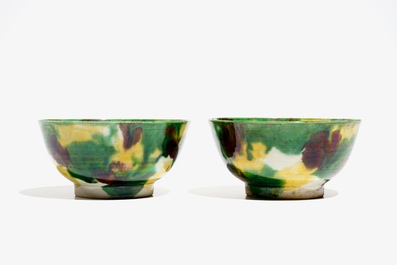 Une paire de bols en porcelaine de Chine de type &eacute;pinards et oeuf, anc. coll. Auguste le Fort, Kangxi