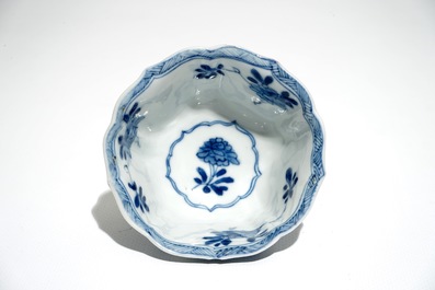 Six tasses et soucoupes en porcelaine de Chine bleu et blanc, Kangxi