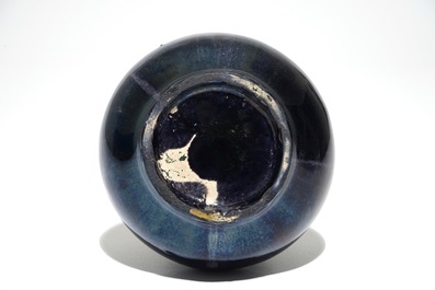 A Chinese monochrome indigo double gourd vase, 19/20e eeuw