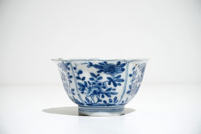 Six tasses et soucoupes en porcelaine de Chine bleu et blanc, Kangxi