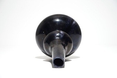 A Chinese monochrome indigo double gourd vase, 19/20e eeuw