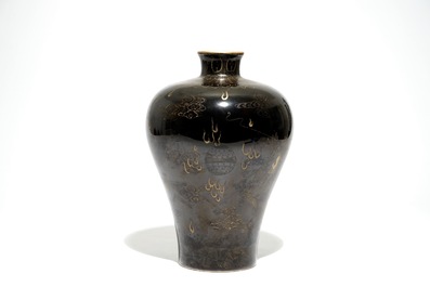 A Chinese black-glazed meiping vase with gilt dragon design, Qianlong mark, 19th C.