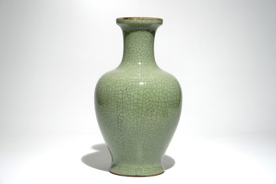 A Chinese monochrome celadon crackle-glazed vase, 19/20th C.