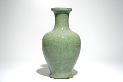 A Chinese monochrome celadon crackle-glazed vase, 19/20th C.