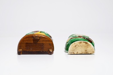 Twee Chinese verte biscuit wandvazen, Kangxi