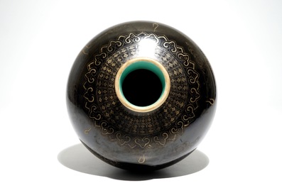 A Chinese black-glazed meiping vase with gilt dragon design, Qianlong mark, 19th C.