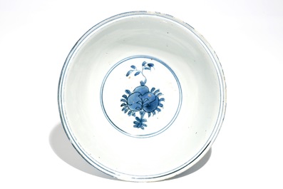Un bol en porcelaine de Chine bleu et blanc &agrave; d&eacute;cor de cerfs, Wanli