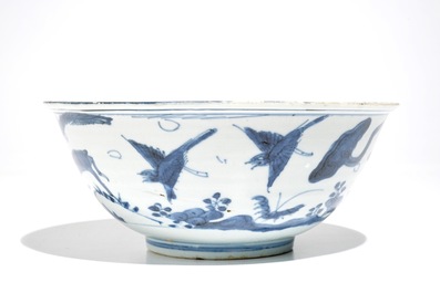 Un bol en porcelaine de Chine bleu et blanc &agrave; d&eacute;cor de cerfs, Wanli