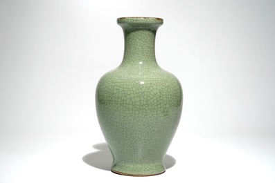 A Chinese monochrome celadon crackle-glazed vase, 19/20th C.