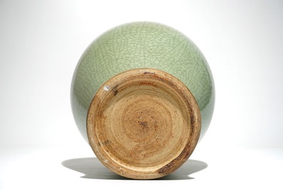 A Chinese monochrome celadon crackle-glazed vase, 19/20th C.