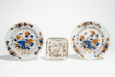 Een Chinese blauwwitte kom, een famille verte schoteltje, Kangxi en een paar Imari-stijl borden, Qianlong