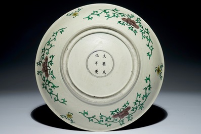 Un plat en biscuit famille noire &agrave; d&eacute;cor de prunus, Chine, Kangxi