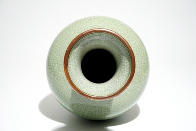 A Chinese monochrome celadon crackle-glazed vase, 19/20th C.