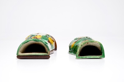 Twee Chinese verte biscuit wandvazen, Kangxi