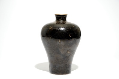 A Chinese black-glazed meiping vase with gilt dragon design, Qianlong mark, 19th C.