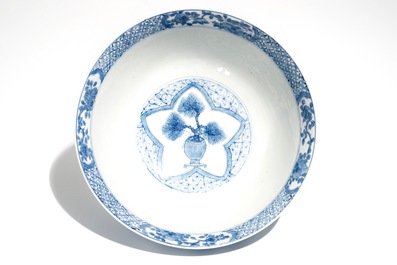 Een Chinese blauwwitte kom, een famille verte schoteltje, Kangxi en een paar Imari-stijl borden, Qianlong