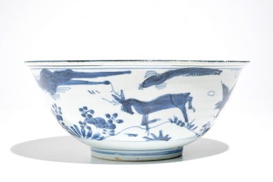 Un bol en porcelaine de Chine bleu et blanc &agrave; d&eacute;cor de cerfs, Wanli