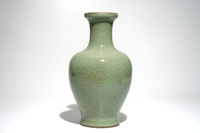 A Chinese monochrome celadon crackle-glazed vase, 19/20th C.