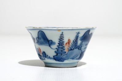 Huit tasses et soucoupes en porcelaine de Chine de style Imari, Kangxi