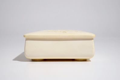 Une bo&icirc;te rectangulaire en ivoire sculpt&eacute;, sign&eacute;, Meiji, 19&egrave;me