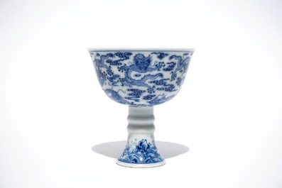 Een Chinese blauwwitte stem cup met decor van negen draken, Yongzheng merk en mogelijk periode