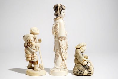 Drie gesigneerde Japanse ivoren okimono, Meiji, 19e eeuw