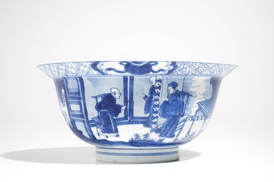 Un bol de type klapmuts en porcelaine de Chine bleu et blanc, marque de Chenghua, Kangxi