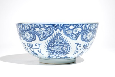 A large Chinese blue and white ornamental bowl, Kangxi
