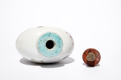 A Chinese qianjiang cai snuff bottle with calligraphy and flowers, 19/20th C.