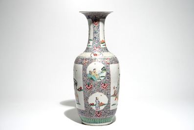 Een Chinese famille rose vaas met figurendecor, 19e eeuw