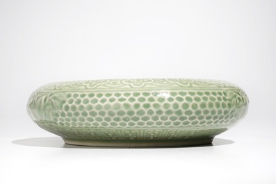 Un grand br&ucirc;le-parfum en porcelaine de Chine monochrome c&eacute;ladon, marque de Qianlong, 19/20&egrave;me
