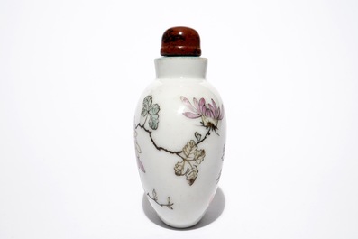 A Chinese qianjiang cai snuff bottle with calligraphy and flowers, 19/20th C.