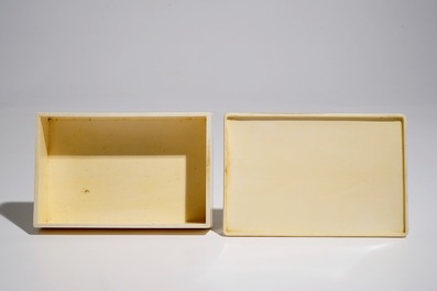 Une bo&icirc;te rectangulaire en ivoire sculpt&eacute;, sign&eacute;, Meiji, 19&egrave;me