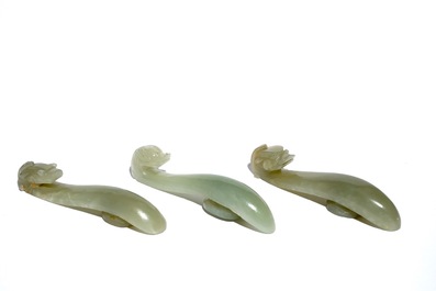 Trois boucles de ceintures en jade c&eacute;ladon, Chine, 19/20&egrave;me
