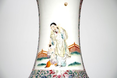 Een Chinese famille rose vaas met figurendecor, 19e eeuw
