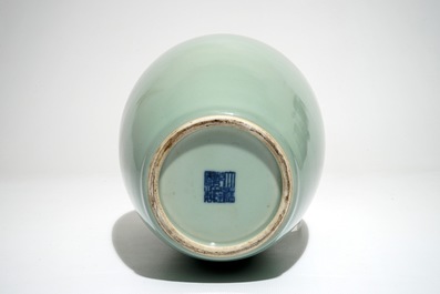 Een Chinese monochrome celadon vaas, Qianlong merk, 19/20e eeuw