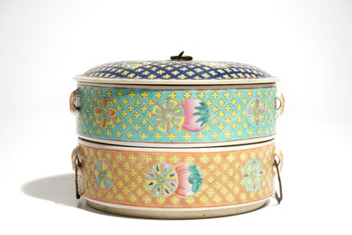 Une bo&icirc;te &agrave; deux compartiments en porcelaine de Chine famille rose pour le march&eacute; Straits ou Peranakan, 19&egrave;me