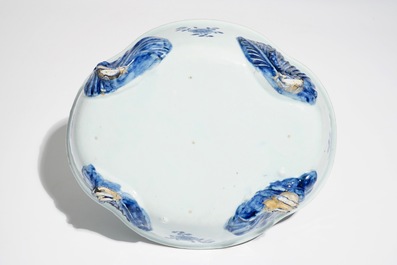 Un saladier lob&eacute; en porcelaine de Chine bleu et blanc, Qianlong