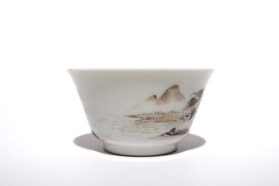 Een Chinese grisaille kop, Yongzheng merk, 19/20th C.