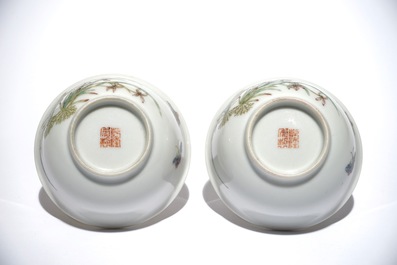 Une paire de tasses en porcelaine de Chine famille rose aux papillons et fleurs, marque de Qianlong, 19/20&egrave;me