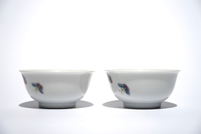 Une paire de tasses en porcelaine de Chine famille rose aux papillons et fleurs, marque de Qianlong, 19/20&egrave;me
