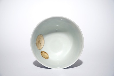 Een Chinese blauwwitte stem cup met decor van negen draken, Yongzheng merk en mogelijk periode