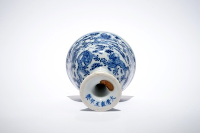 Een Chinese blauwwitte stem cup met decor van negen draken, Yongzheng merk en mogelijk periode