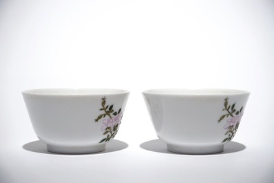 A pair of Chinese famille rose cups with floral design, 19/20th C.