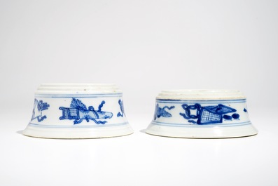 A pair of round Chinese blue and white salts, Kangxi