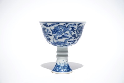 Een Chinese blauwwitte stem cup met decor van negen draken, Yongzheng merk en mogelijk periode